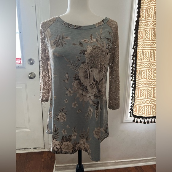 Floral top with stretchy lace sleeves - Picture 1 of 3